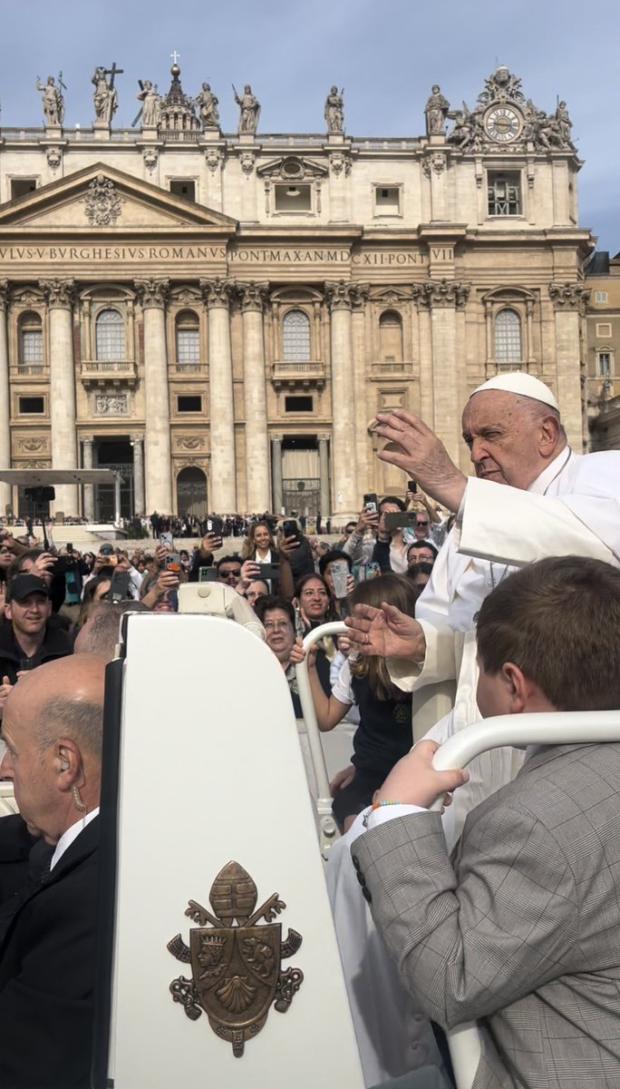 maferrizzo's tweet photo. Con el corazón chiquito y agradecido🥹🙏🏼🤍

La dicha de recibir tu Bendición por segunda vez: 2015 - Gye, Ecuador
2024 - Vaticano, Italia 

#PopeFrancis el Papa de los niños❤️ https://t.co/HidaDErhpf