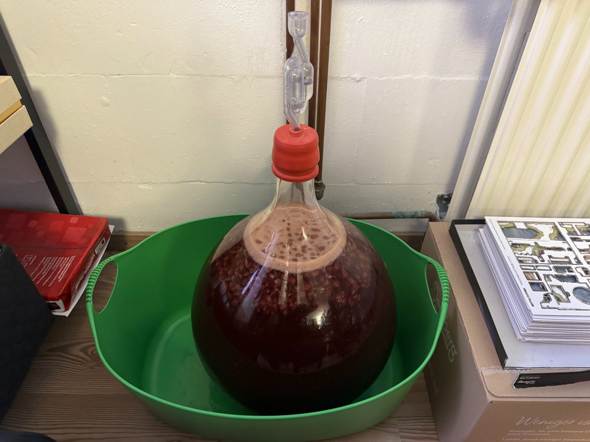 KeltererMet's tweet photo. Nach unserem ersten Album geht es mit Met #5 weiter. Der kleine Kirsch-Honigwein ist eine schwierige Geburt, er musste viel nachgefüttert werden. Mit 8kg Honig und 1.5kg Zucker auf 25L Flüssigkeit wird er einige Umdrehungen in die Flasche bringen! https://t.co/DrsTGIHQpD