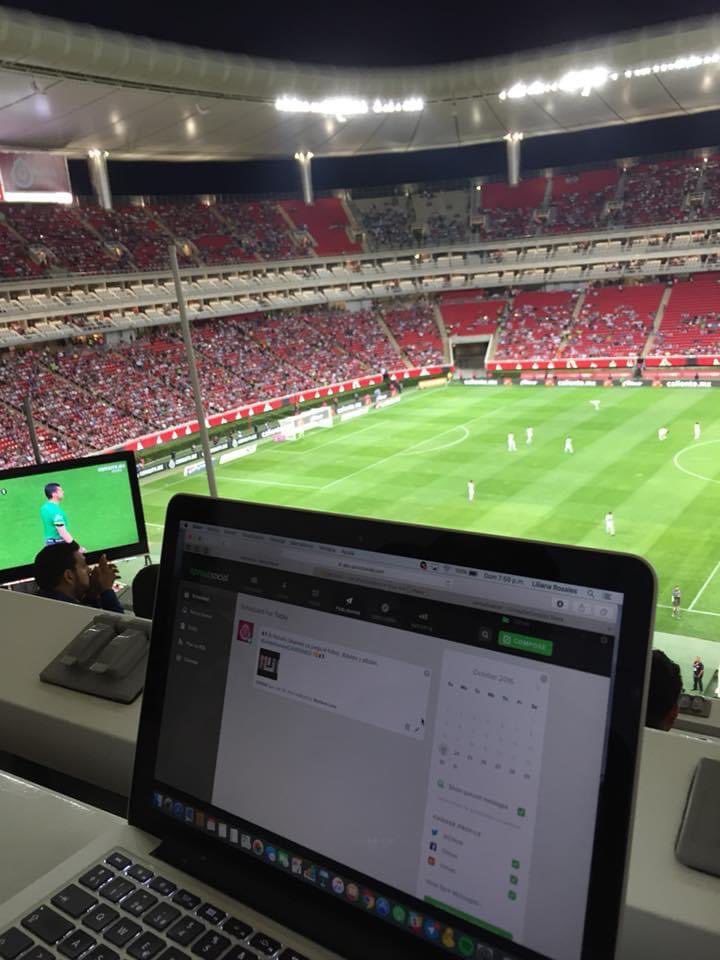 badcharly's tweet photo. Gracias a mi padre que me hizo fan de este maravilloso club @Chivas. Hoy 118 años de su existencia ❤️🤍. Feliz de algún día haber trabajado juntos 🫰🏻 https://t.co/ul4sf1RjED