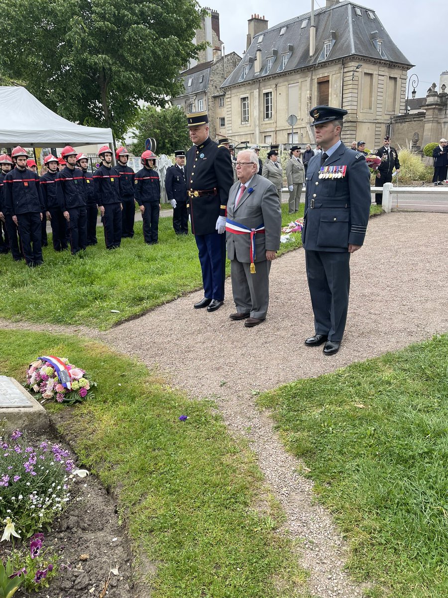 JacquesMyard's tweet photo. Au #Mesnil et à #MaisonsLaffitte émouvantes cérémonies pour célébrer le #8Mai1945 victoire des #Alliés avec le soutien déterminant de la résistance que #DwightEisonhover lui même reconnut. https://t.co/Lq8dQAb4Nq