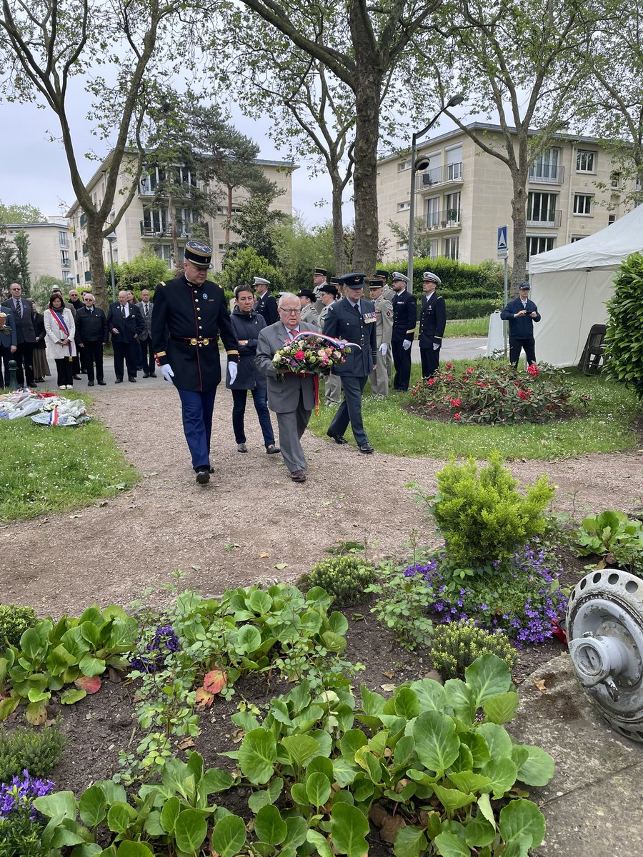 JacquesMyard's tweet photo. Au #Mesnil et à #MaisonsLaffitte émouvantes cérémonies pour célébrer le #8Mai1945 victoire des #Alliés avec le soutien déterminant de la résistance que #DwightEisonhover lui même reconnut. https://t.co/Lq8dQAb4Nq