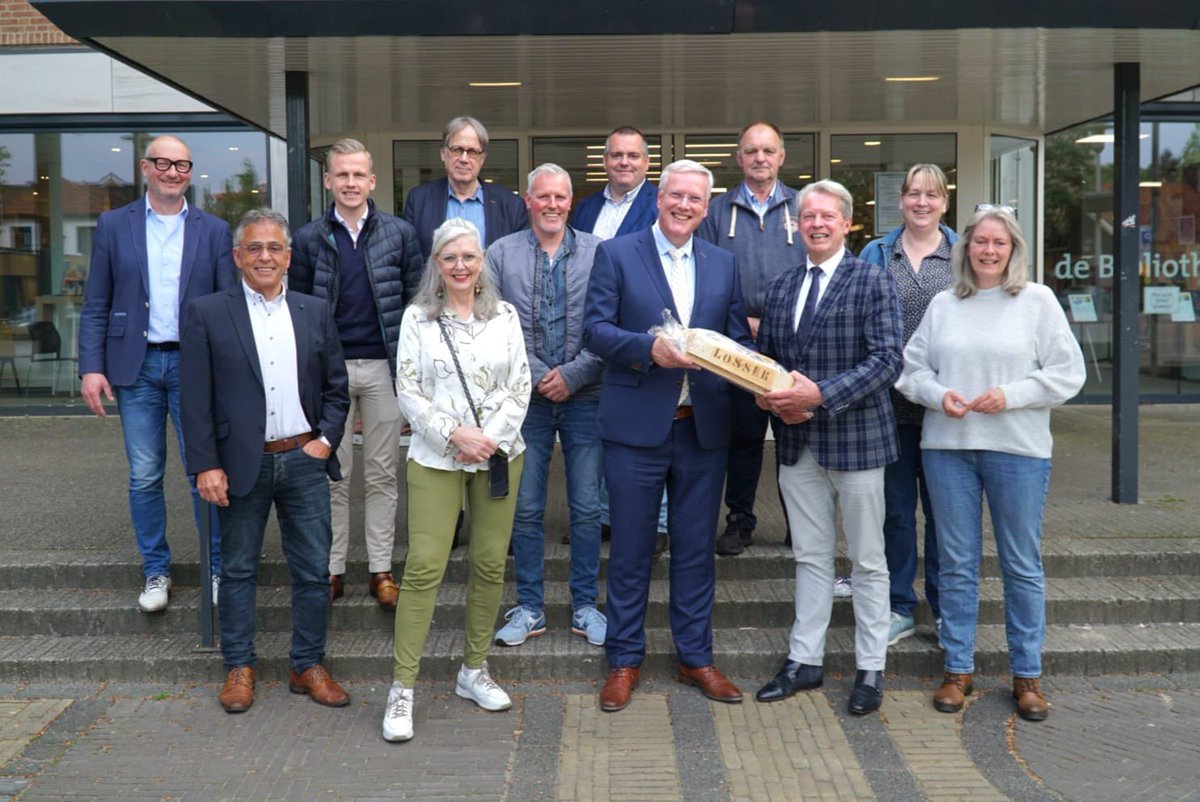 “Waarom moeilijk doen als het SAMEN kan?” 
Een treffende duiding van de manier waarop ze in  <a href="/GemeenteLosser/">Gemeente Losser</a> willen werken. Inspirerende ontmoetingen tijdens mijn #ambtsbezoek met gemeenteraad, B&amp;W, betrokken jongeren, senioren en medewerkers van de gemeente en <a href="/stfundament/">Fundament</a>