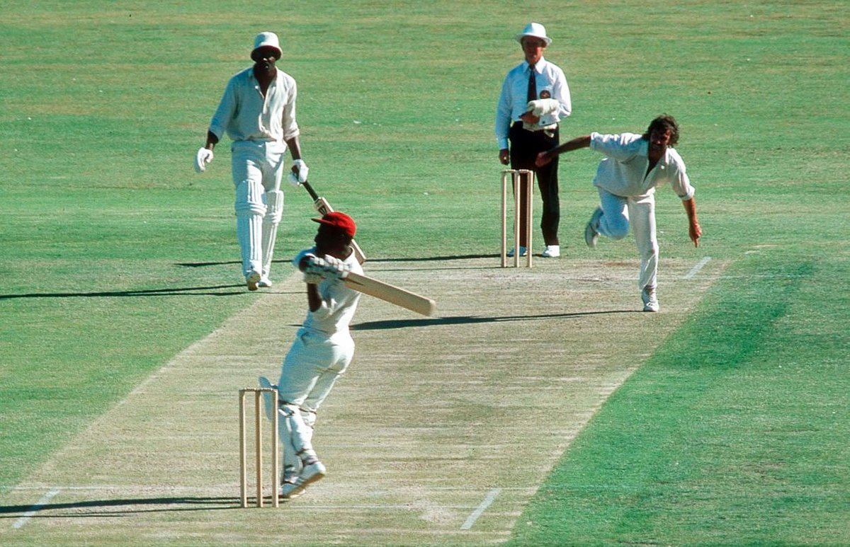 PictureSporting's tweet photo. Viv Richards hooks Dennis Lillee, Aus v West Indies, 2nd Test, Perth, December 13th 1975. Although Windies won the match by an innings they lost the series 5-1. Richards scored 426 runs at 38.72; Lillee took 27 wickets at 26.37 https://t.co/KYH4EmuNAy