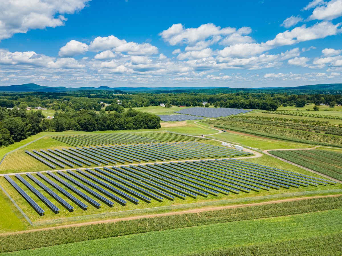 📍 Granby Solar + Storage, Granby, MA This project consists of nearly 13,000 #solarpanels generating 4.7 megawatts of #cleanenergy, paired with a battery energy storage system that helps support grid resilience.