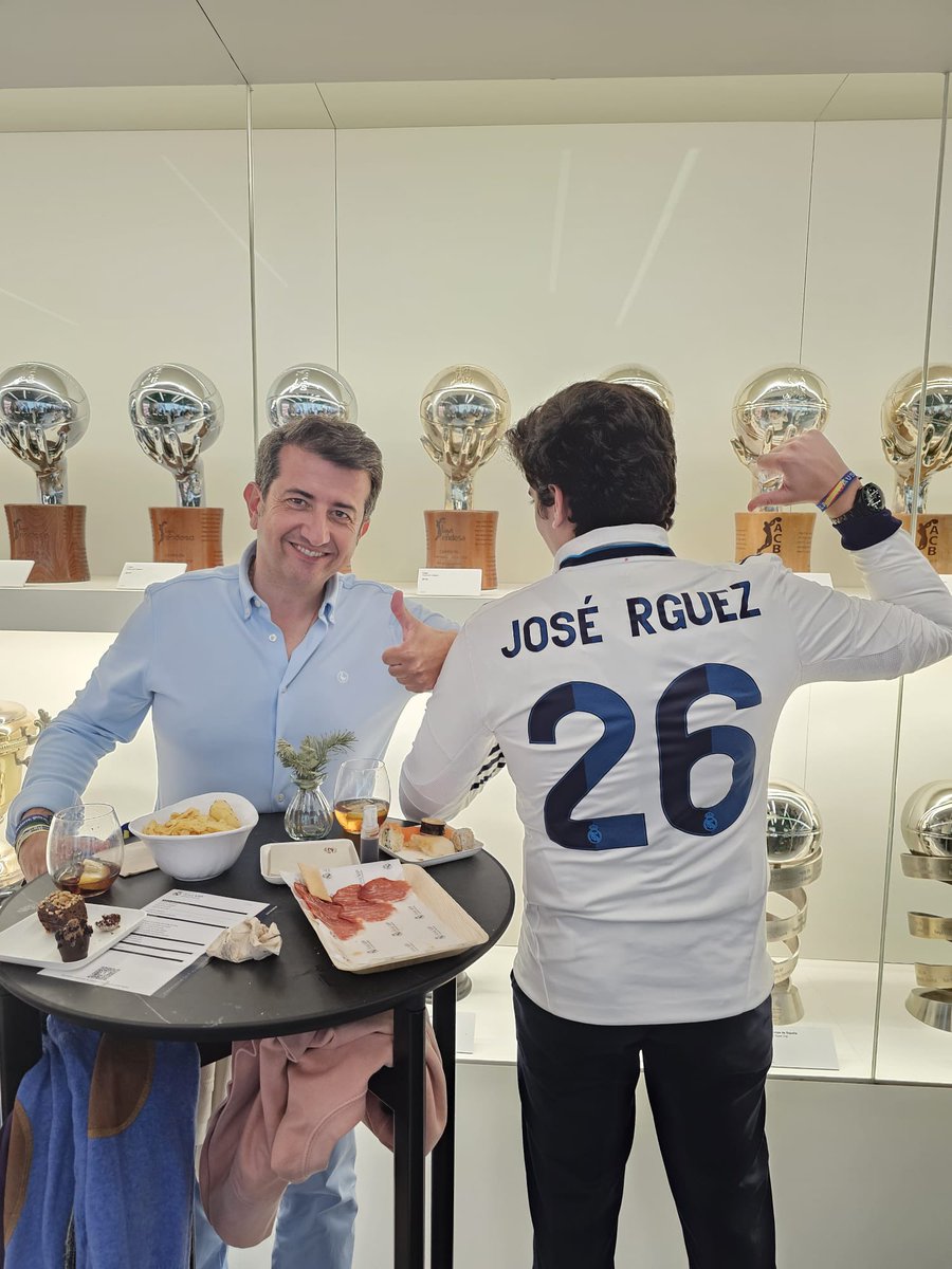Josseroodriguez's tweet photo. Estamos en la final, parece que mi camiseta paseando por el  Santiago Bernabéu da suerte 💪💪 @bvadillo @realmadrid https://t.co/7uESrUMmY3