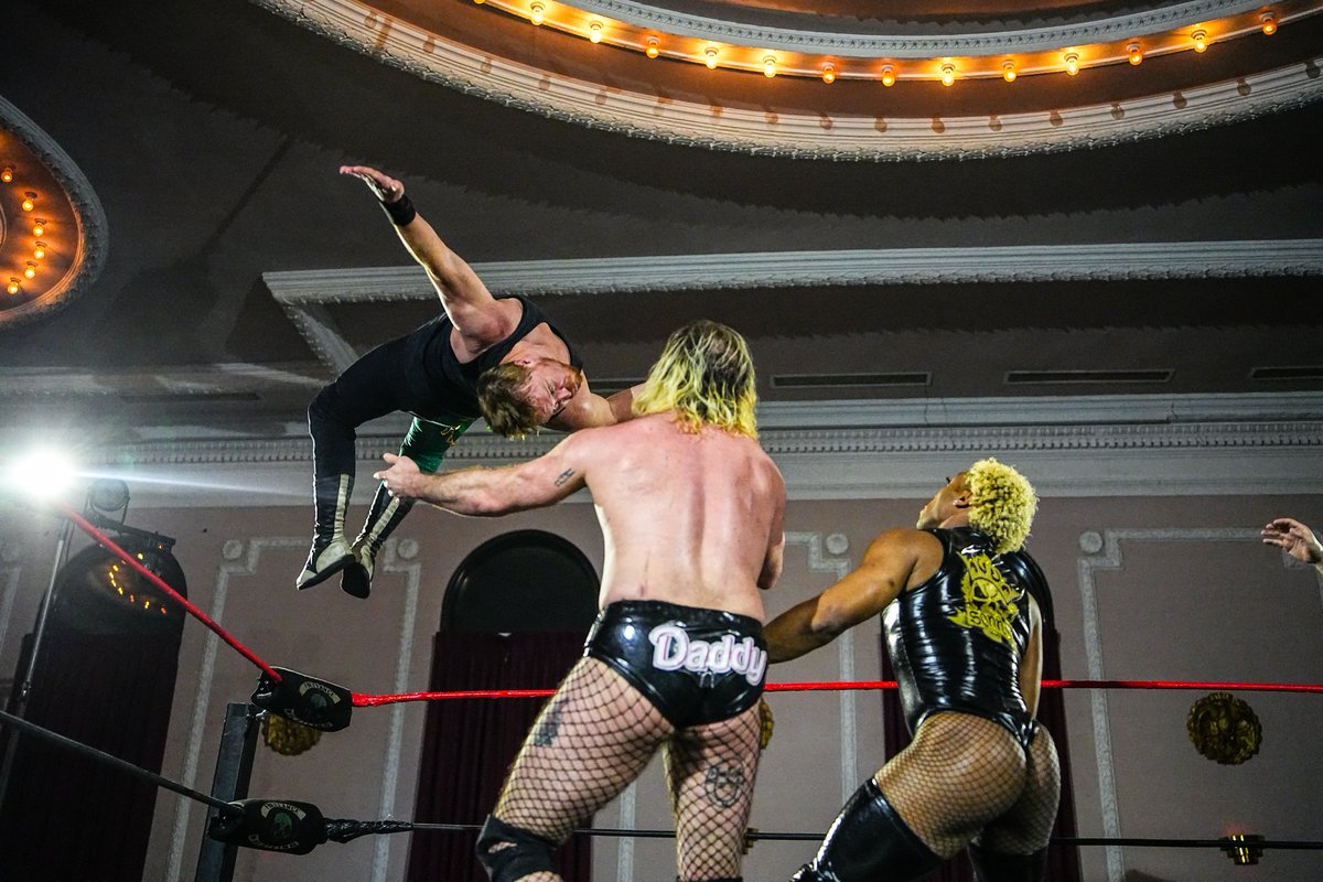 I've been getting better at not missing the moonsault. Just had to make sure they can't roll away. 📸: @cameraguygimmik