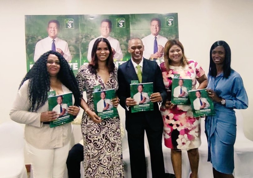 DeportesLeonelF's tweet photo. Felipe Payano asegura relanzarán #PARNI; viviendas para deportistas.
Secretario de Deportes de @FPcomunica exministro Deportes (2004-12), presentó 59 propuestas del programa “2,024 Propuestas para Transformar la República Dominicana” #volvamospalante
#Leonelpresidente2024 https://t.co/fTHuQkXfq0