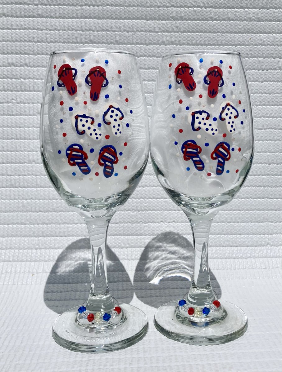Festive Summer wine glasses etsy.com/listing/172769… #summer #wineglasses #4thofjuly #SMILEtt23 #CraftBizParty #birthdaygift #4thofjuly #etsy #EtsySeller #etsyshop