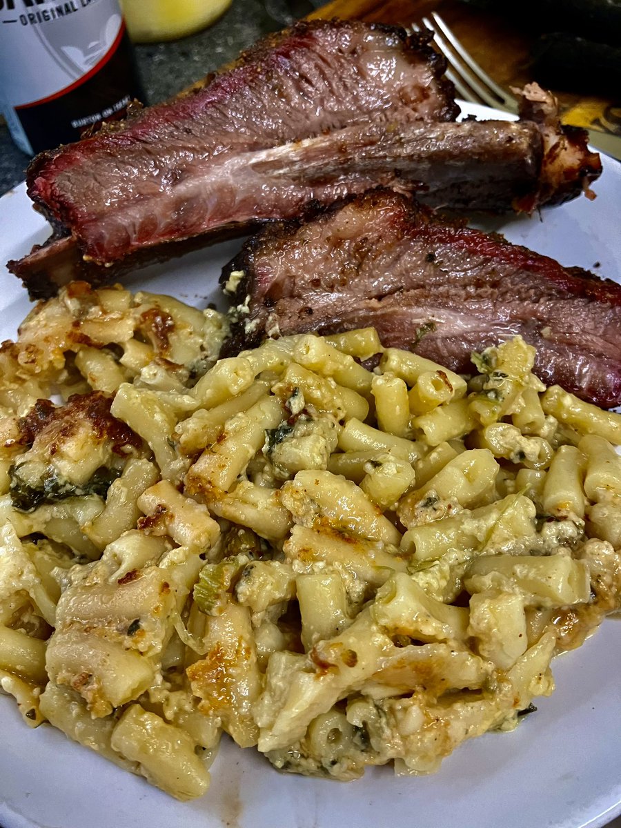 Oh yeah. Super beef short ribs. 6.5 hours. Worth every minute. #beefshortribs #weber #BBQ #macncheese