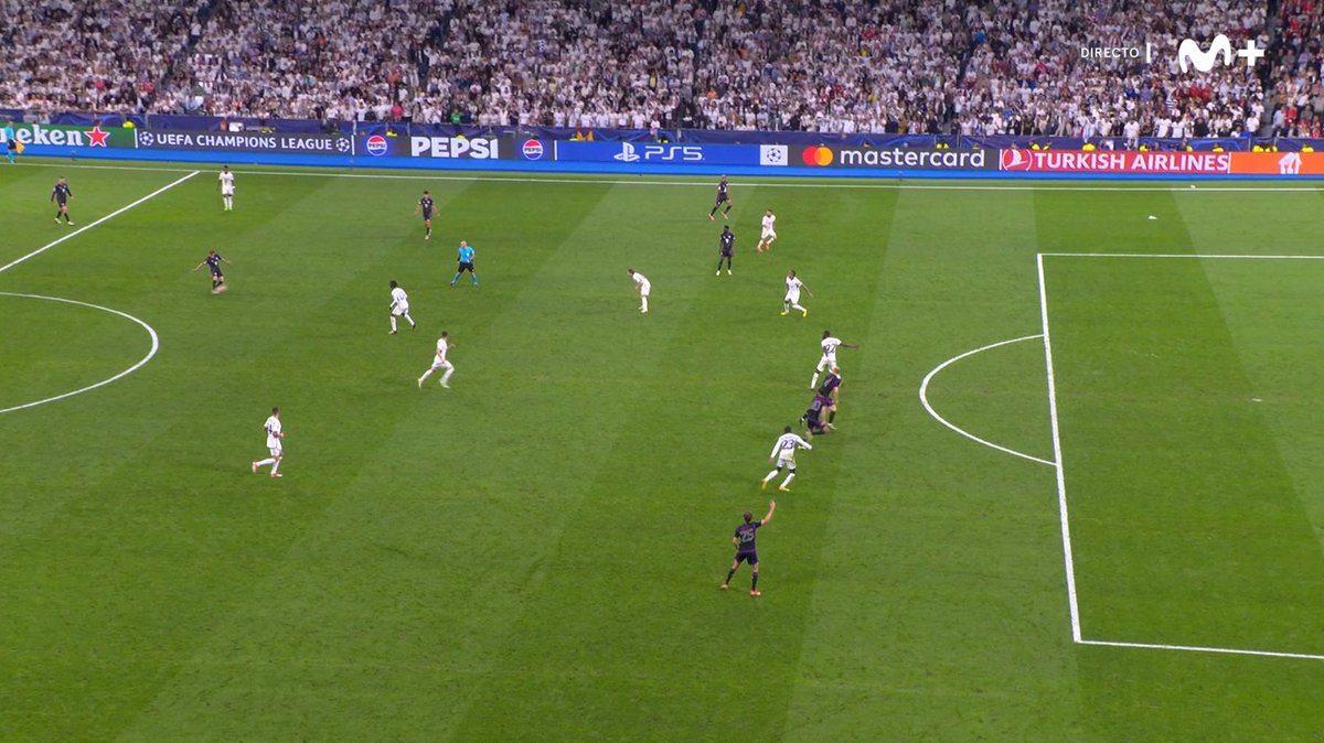 ⚠️💥 Gravísimo error de Szymon Marciniak en el descuento del Real Madrid - Bayern de Múnich.

👉🏻 El colegiado polaco señaló fuera de juego sin dejar finalizar el ataque.

❌ LA ACCIÓN TERMINÓ EN GOL.

▪️ Al cortar el juego, el VAR no tiene posibilidad de realizar la acción.