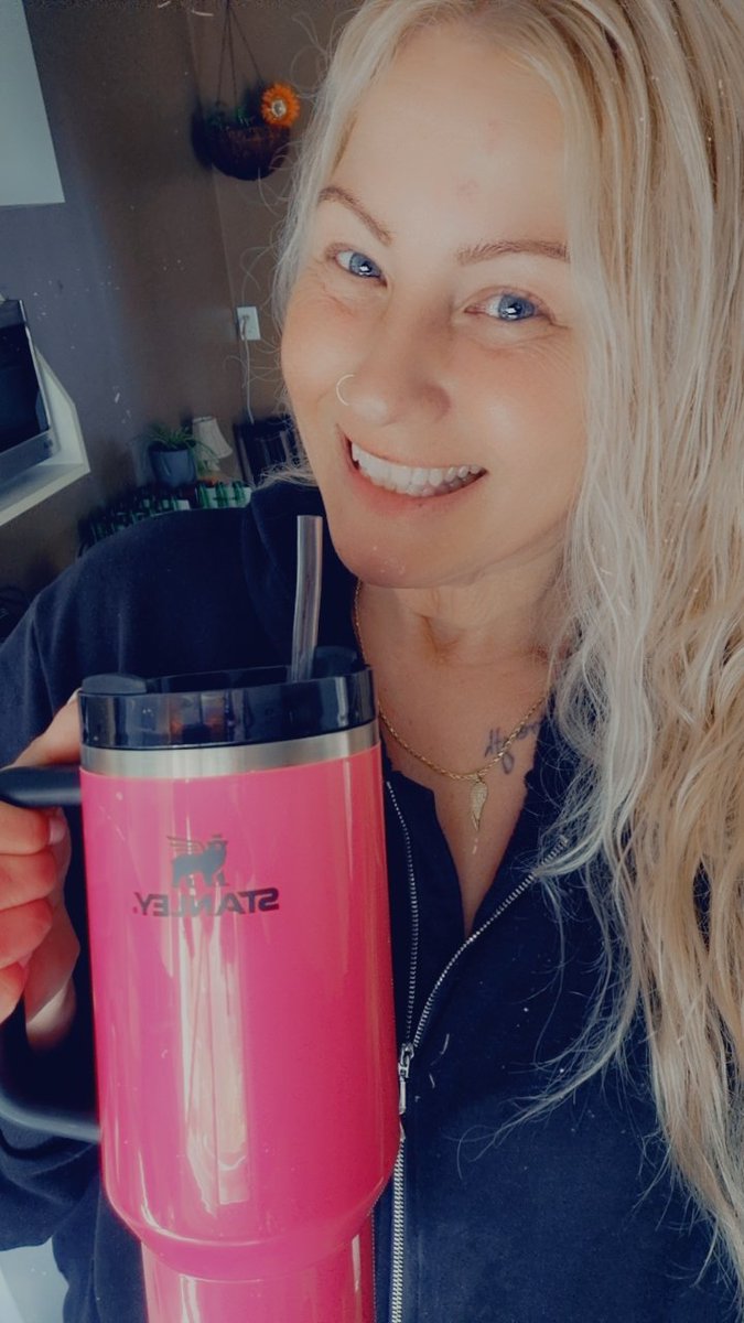 InkedDeviant's tweet photo. What An Absolutely Amazing Day Playing In My Gardens Barefoot, Hands in Dirt & My Heart is Full Of Sunshine.
Hot Bath.
Onesie.
Movies.
I'm Gonna Sleep Like A Damn Baby...💃🏼🤭
#hydratebaby #agegracefully #freshfaced #zerofcks #heartisfull #happygirl #grateful #gypsy https://t.co/pWkJ15b29A
