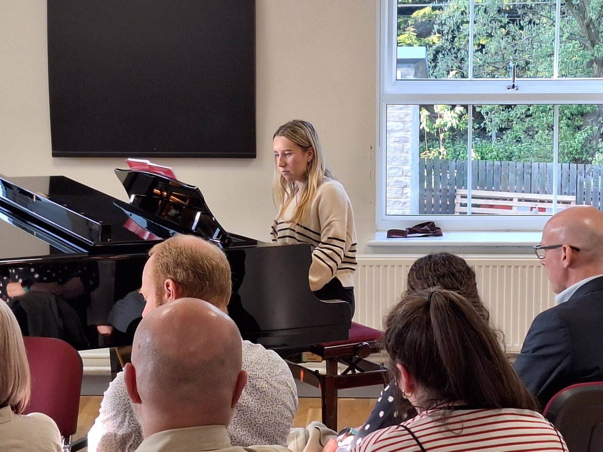 A lovely evening of performances at the 2024 Leavers' Soirée covering Faure, Delibes, Einaudi, The Cranberries, White Stripes and other favourites.
#TeamDavy #Leavers2024