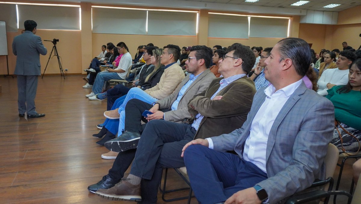 utpl's tweet photo. 🏦📈 Nuestros estudiantes de la carrera de #EconomíaUTPL se suman al análisis económico con una capacitación sobre el cambio de año base en las cuentas nacionales del @BancoCentral_Ec. 💰🇪🇨

☝️ Una herramienta fundamental para la toma de decisiones dentro del marco de la política económica.