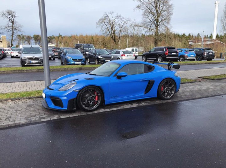 Shark Blue 718 GT4RS 💙 It sure brightens up your (rainy) day 🌧️