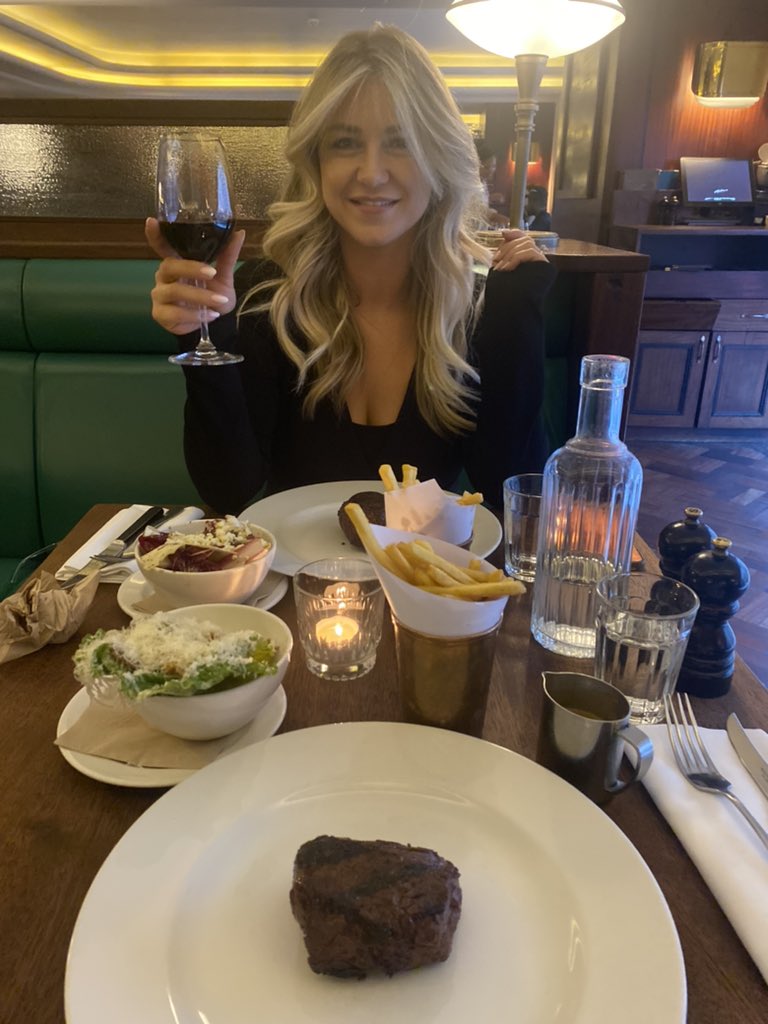 Perfect end to a great evening. Steak dinner with my dream lady ❤️
