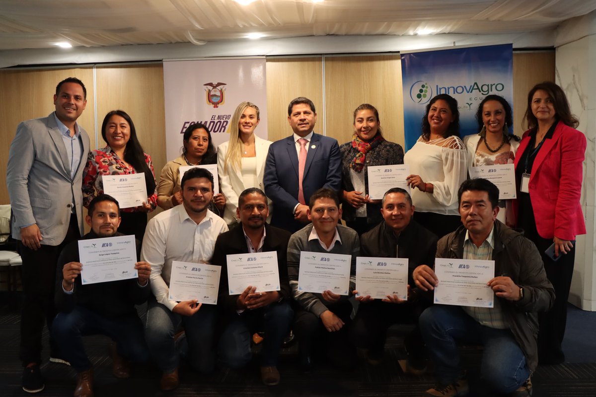 #Quito | Concluimos el Curso de Formación de Maestros Instructores, con el que preparamos a un grupo de educadores para capacitar a productores en uso e implementación de #BuenasPrácticasAgrícolas 🧑‍🌾👩‍🌾. La entrega de estos certificados 🎓 representa el inicio de una misión para…