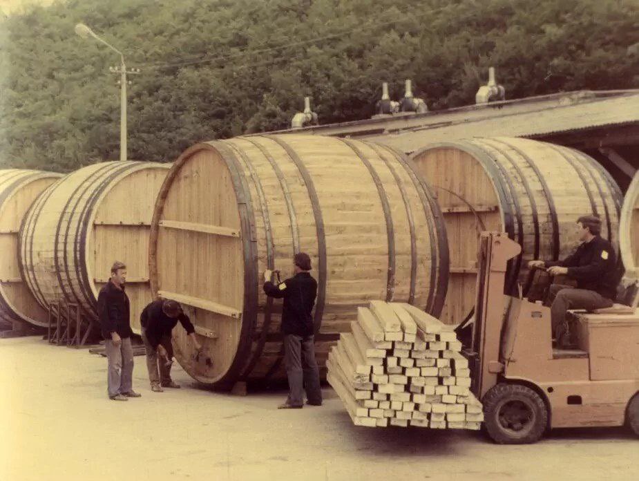 Изготовление бочек. 
Инкерманский винзавод. 
1970-е.
