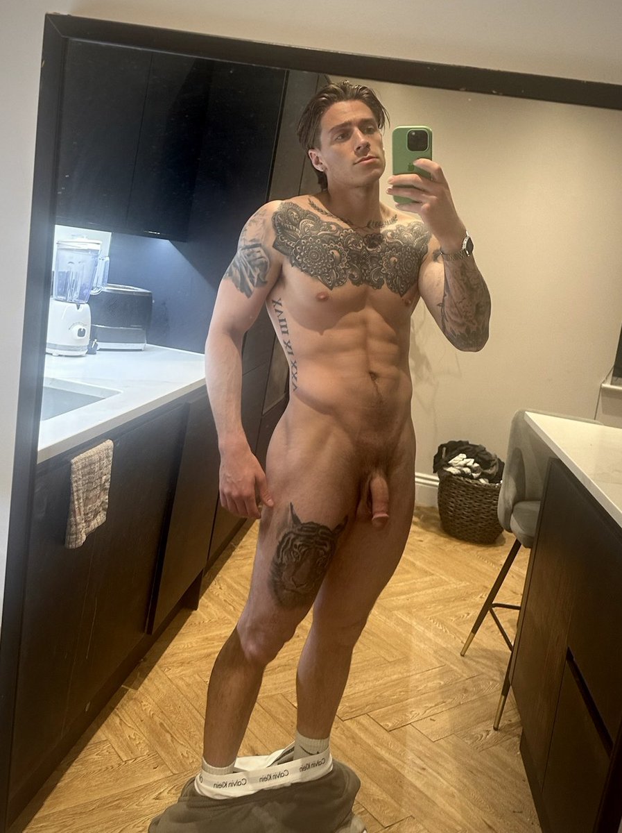 LOUISJACKSXX's tweet photo. I guess you all wanted to see what was underneath 😏

https://t.co/VEG66I8o6E https://t.co/HiiQJrShmi