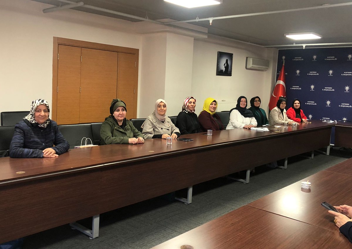 akkadinKayseri's tweet photo. Kocasinan Kadın Kolları haftalık Olağan Yönetim Kurulu Toplantısını İl Kadın Kolları Başkanımız @meral_kosar ve İlçe Koord.İmran Kılınç'ın katılımıyla,İlçe Kadın Kadın Kolu Başk. @gduldaimamoglu başkanlığında gerçekleştirdiler.Hayırlara vesile olmasını diliyoruz . @zerrin_arslan https://t.co/6UH5Y63Z83