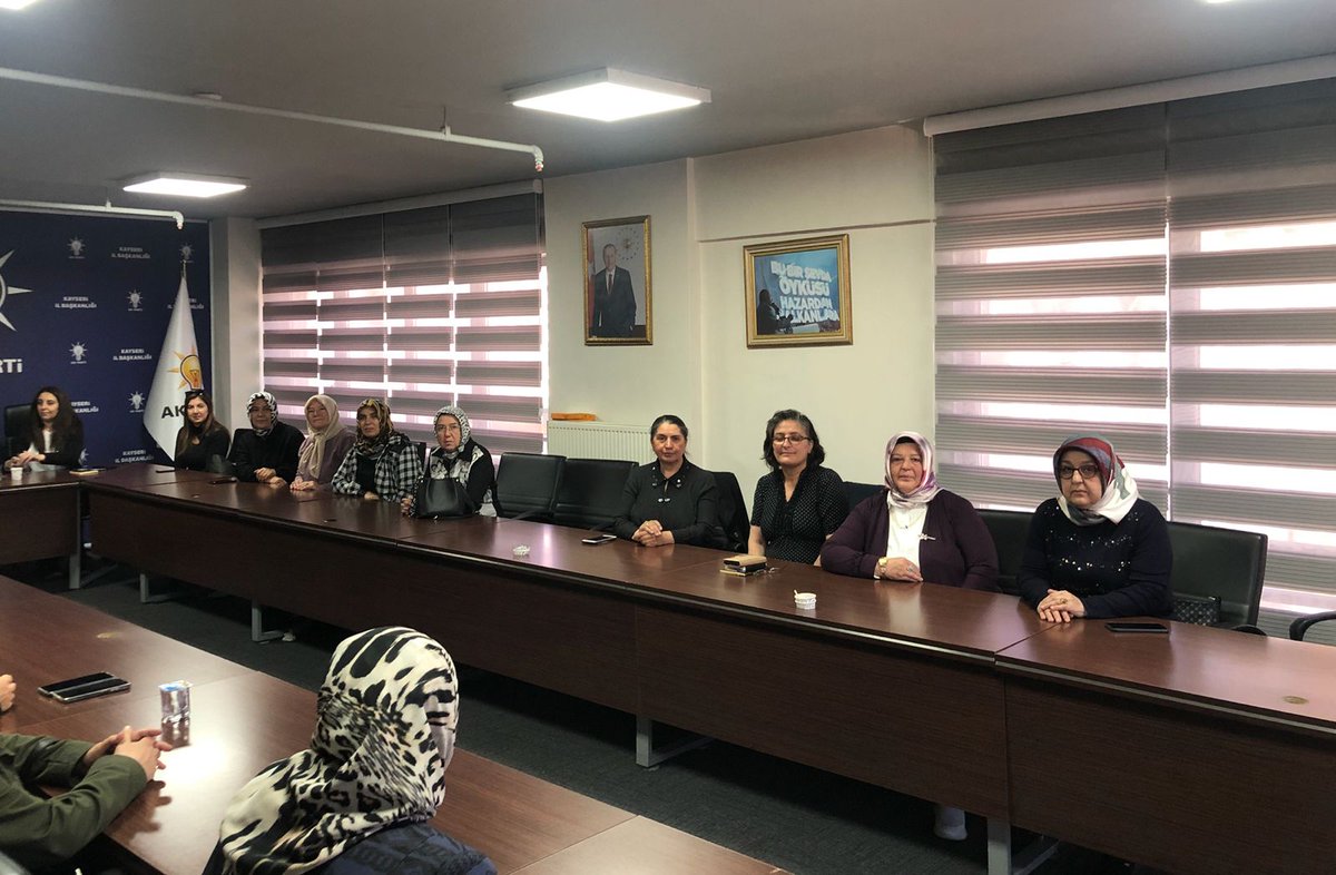 akkadinKayseri's tweet photo. Kocasinan Kadın Kolları haftalık Olağan Yönetim Kurulu Toplantısını İl Kadın Kolları Başkanımız @meral_kosar ve İlçe Koord.İmran Kılınç'ın katılımıyla,İlçe Kadın Kadın Kolu Başk. @gduldaimamoglu başkanlığında gerçekleştirdiler.Hayırlara vesile olmasını diliyoruz . @zerrin_arslan https://t.co/6UH5Y63Z83