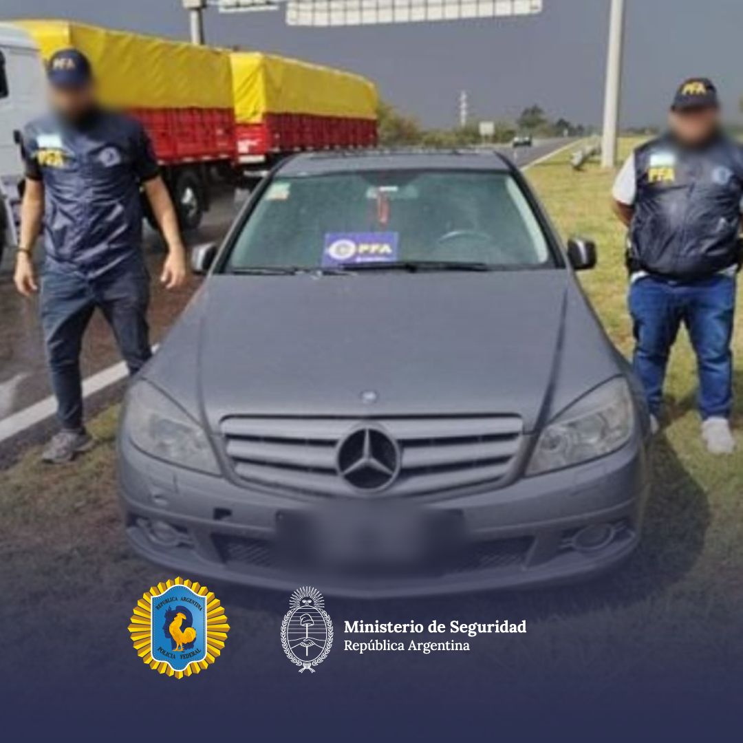 #Córdoba | Detuvimos a un hombre con un arma de fuego🔫. Durante un control sobre la Ruta Nacional N° 9 interceptamos la marcha de un vehículo. El conductor tenía un arma sin la documentación pertinente, quedando a disposición de la justicia junto con el rodado.🇦🇷