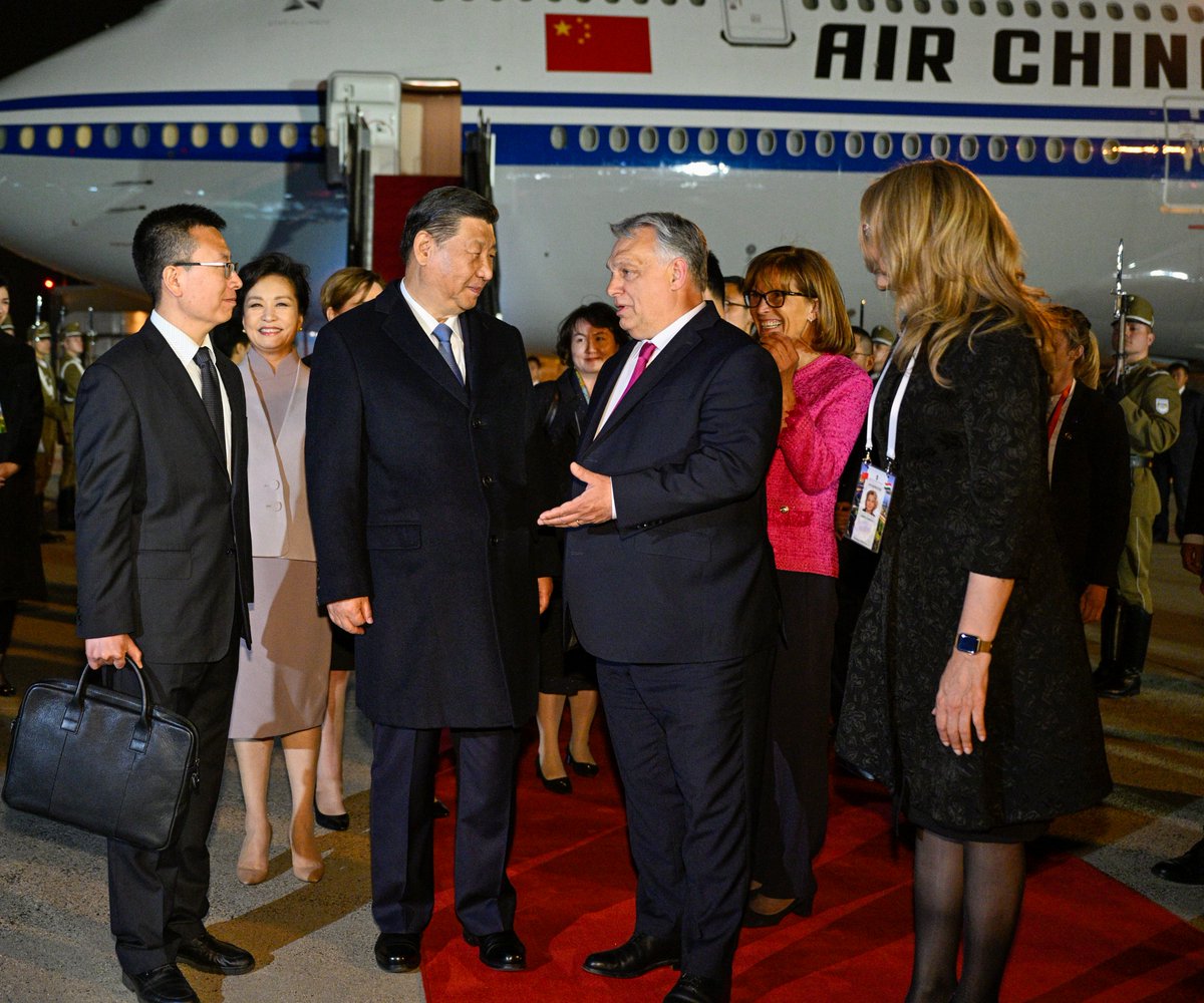 President Xi Jinping and Mdm Peng Liyuan arrived in Budapest and were warmly welcomed by Hungarian Prime Minister Viktor Orban and Foreign Minister Peter Szijjarto.