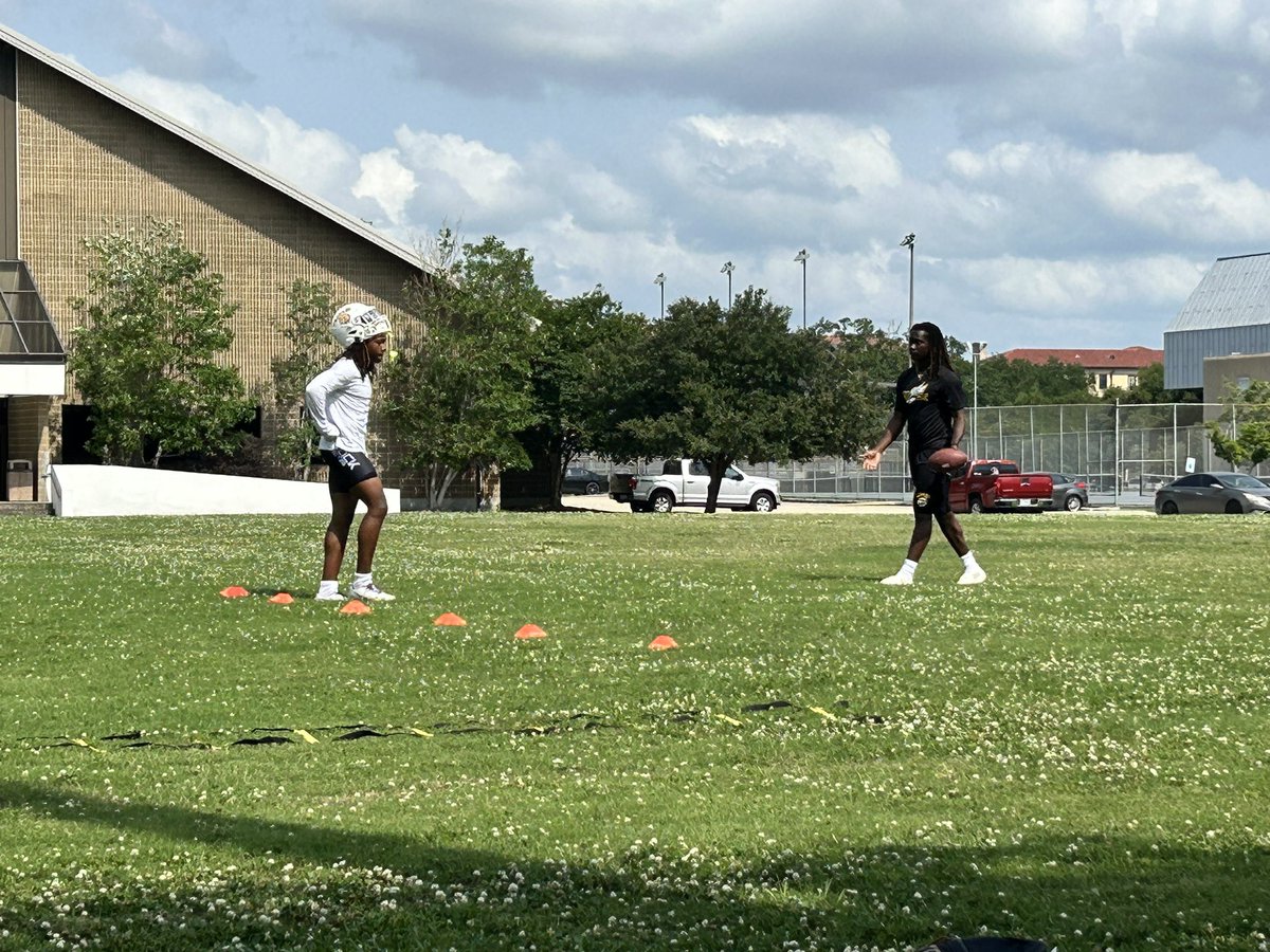 No practice today…no worries! Mom take us to the field. Key, help me get this work in before we go home💪🏾!! @_Keylan1k @_manman2k 
#MosesBoys
#GrindDontStop
#Working