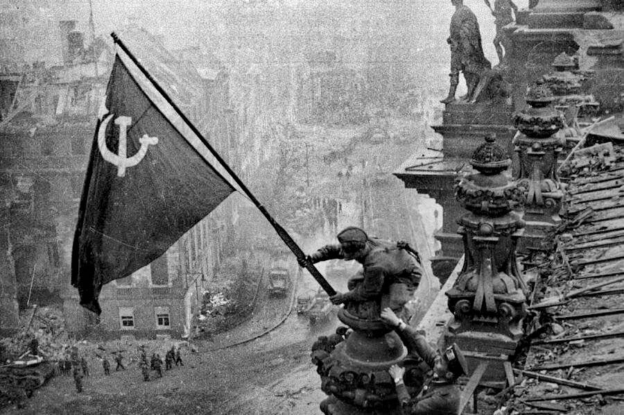 Quante parole e un thread per non volere parlare della Storia, quella intera… La Bandiera della Vittoria alzata sul Reichstag di Berlino dai soldati dell'Armata Rossa, alle prime ore del mattino del 1º maggio del 1945.