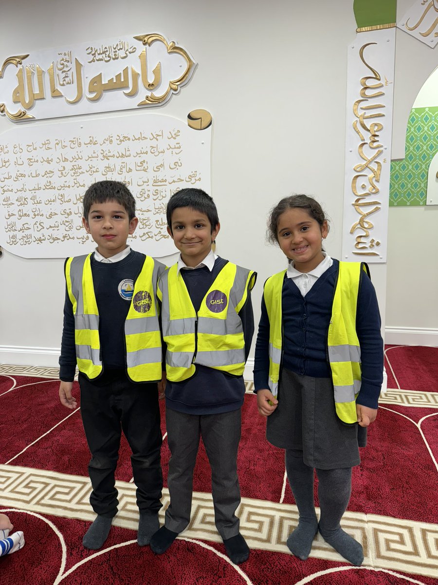 Today year 2 visited our local mosque @SultaniaMosque Imam Habeeb welcomed us so warmly and explained all about how Muslims pray at the mosque. Our children did us proud with respectful questions and excellent listening. @TheRoseLearning
