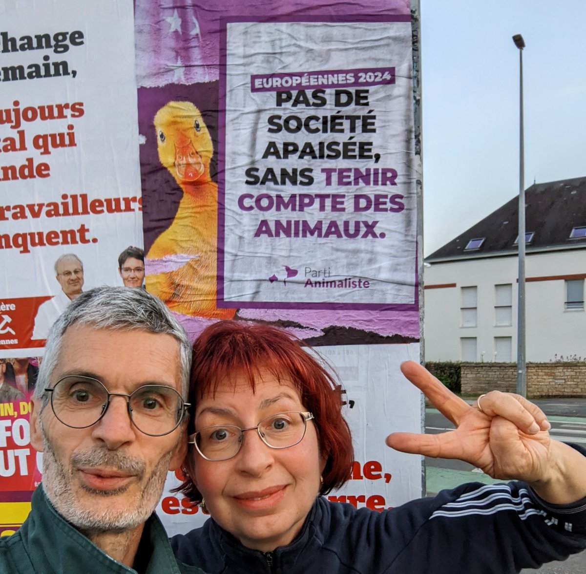 Ce soir collage d'affiches à Pornichet (Loire Atlantique) en famille avec notre mascotte Saturnin du @PartiAnimaliste 
Le 9 juin le seul vote utile pour les animaux, c'est le vote pour le #PartiAnimaliste 
#Europeennes2024 
#OnRecolteCeQueLonVote 
#PasDeuropeSansLesAnimaux