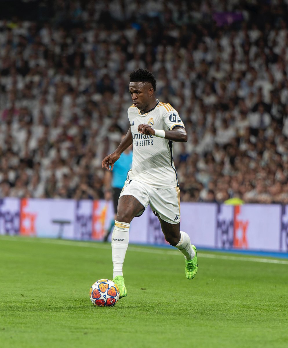 SofianeArbeloa's tweet photo. Hommage à l’ailier ultime. Le joueur frisson, le joueur électrique, donne lui le ballon et laisse le s’amuser.

Le numéro 7 a trouvé son successeur légitime. Merci pour tout Vinicius. Tu es tout ce que Mobutu ne sera jamais. La lumière dans les ténèbres de ce football physique. https://t.co/x9gdrtzSlJ
