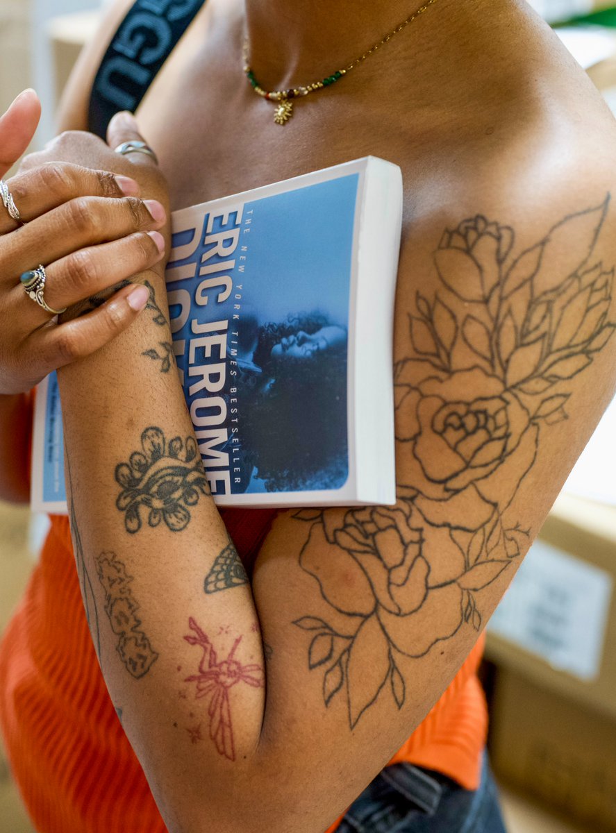 russosbooks's tweet image. Someone came and got their book today! 🙂'The Other Woman' by @EricJDickey @dutton 📸 @rootbeerphoto #bookwormwithacamera #blackwomenread #blackmenwrite #bakersfield #indiebookstore #readingisbeautiful #wellreadblackgirl #ourstoriesmatter #ourbooksmatter #booksandtattoos