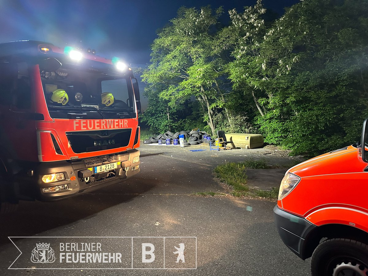 Berliner_Fw's tweet photo. Eine illegale #Abfallentsorgung löste in der #Staakener_Str in #Staaken einen Einsatz zum #Umweltschutz aus, bei dem wir auslaufendes Motoröl mit speziellem Bindemittel abgestreut und aufgenommen haben. Abtransport zur Schadstoffannahmestelle. Straftat!Polizei ermittelt.
#EstuK https://t.co/bv7mZfCWvs