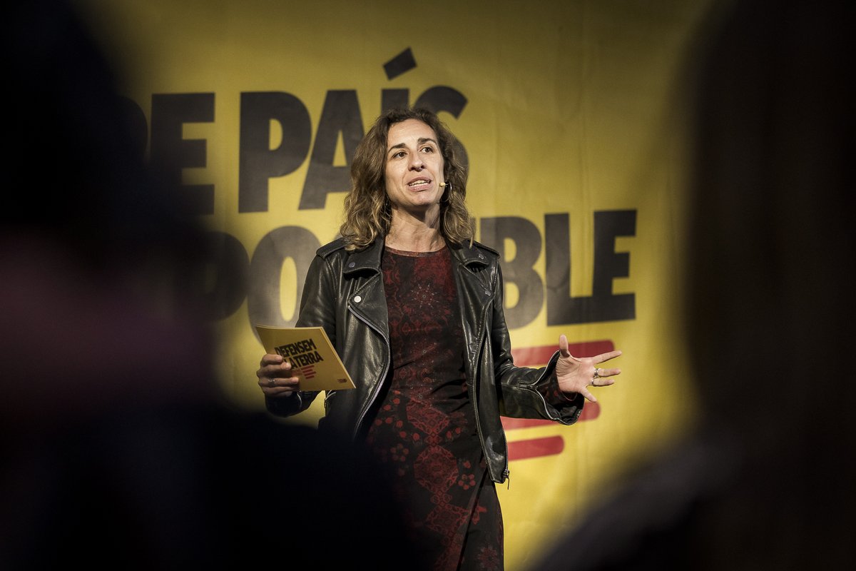 🗣️ <a href="/EstradaLaia/">Laia Estrada</a> «Que ens expliquin quin valor afegit i quin tipus de turisme familiar comporta el Hard Rock, on porta les seves famílies aquesta gent?» 

#DefensemLaTerra a REUS