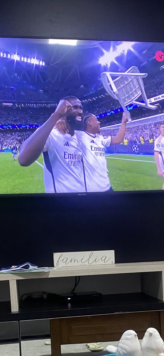 GutoNsz's tweet photo. @AD0LFZ Alaba é banqueta https://t.co/vKeD2tlWl0