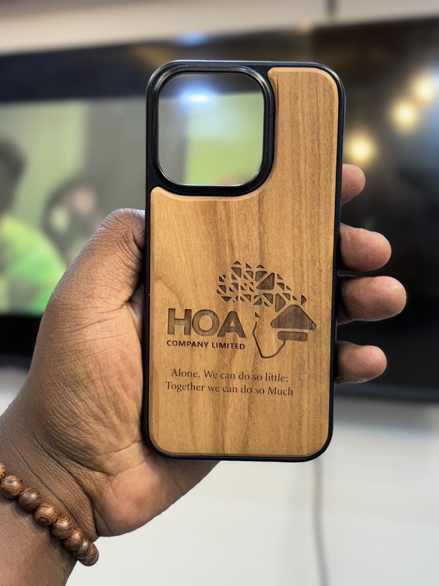 Engraved WoodPhone Cases Price:50,000ugx Whatsapp:0707267566/@glarearmani Deliveries can be made Check out Thread 1/5👇