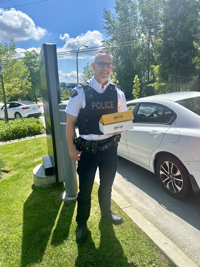 We’re happy to support McHappy Day! Chief Supt. Shawn Gill and Inspector Ryan Element pitched in for this annual fundraising day, which benefits @RMHCCanada and local charities in their work supporting families whose children need care in hospital.