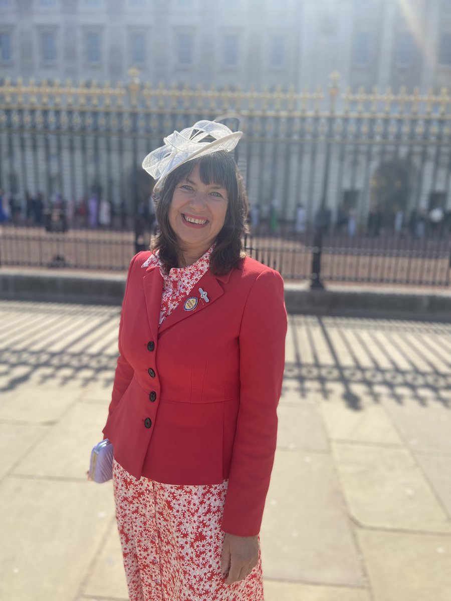 Incredible honour to represent @RCN at #RoyalGardenParty and meet the Queen who commended #WeNurses on our ‘Wonderful Work’ #ExtraordinaryNurses