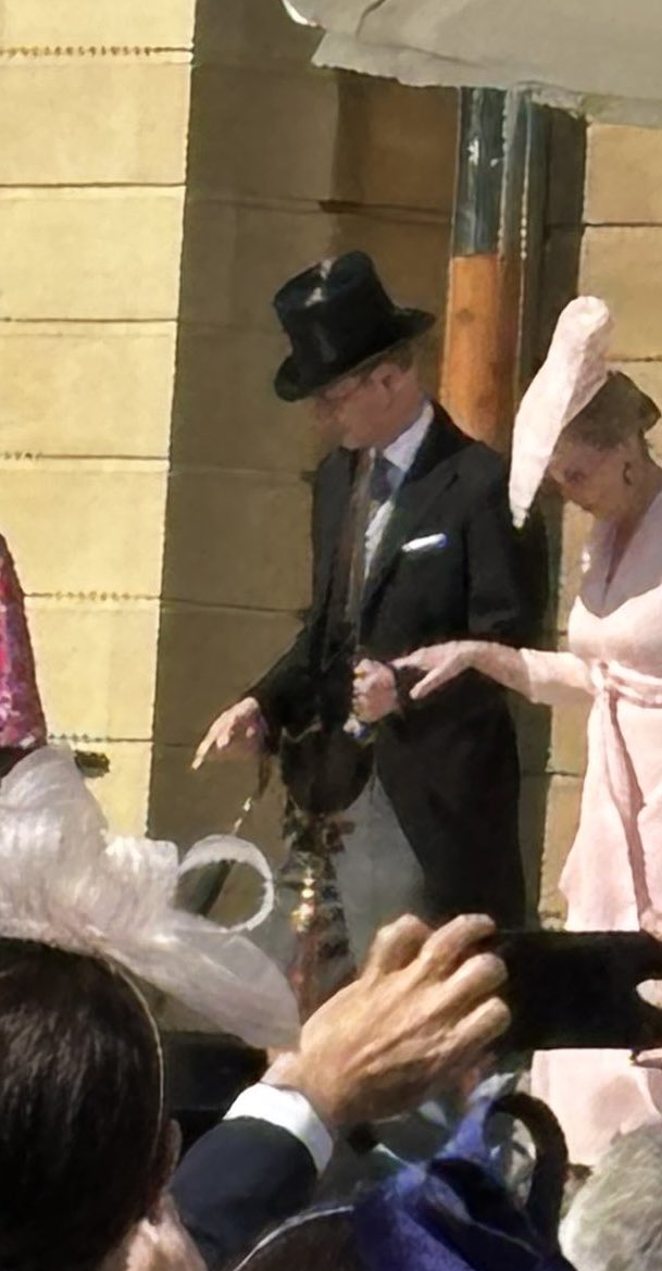 ✨ The Duke of Edinburgh (as always)  being a gentleman and giving his arm to his wife, The Duchess of Edinburgh, as they descended the stairs during today’s Garden Party at Buckingham Palace 💕

📸 Jason Anderson