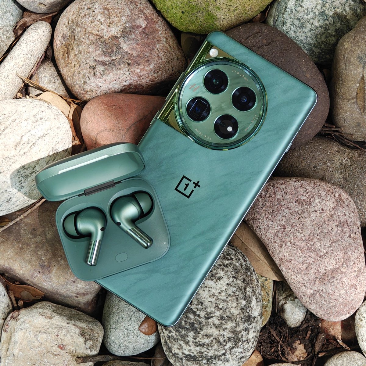 OnePlus_USA's tweet image. How many earbuds are currently paired to your phone? 🫣 #OnePlus12 #OnePlusBudsPro2