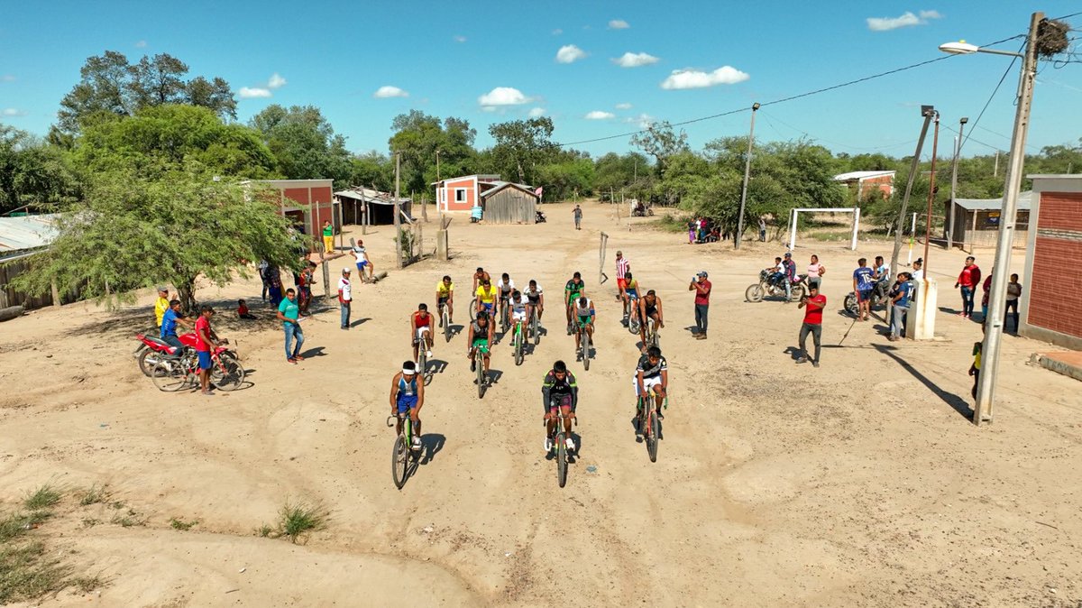 La bicicleta es pasión en todo el territorio nacional, así queda registrado en estas fotos de @elisa_maresal & @sandinoflecha desde la comunidad Ayoreo «Campo Loro».