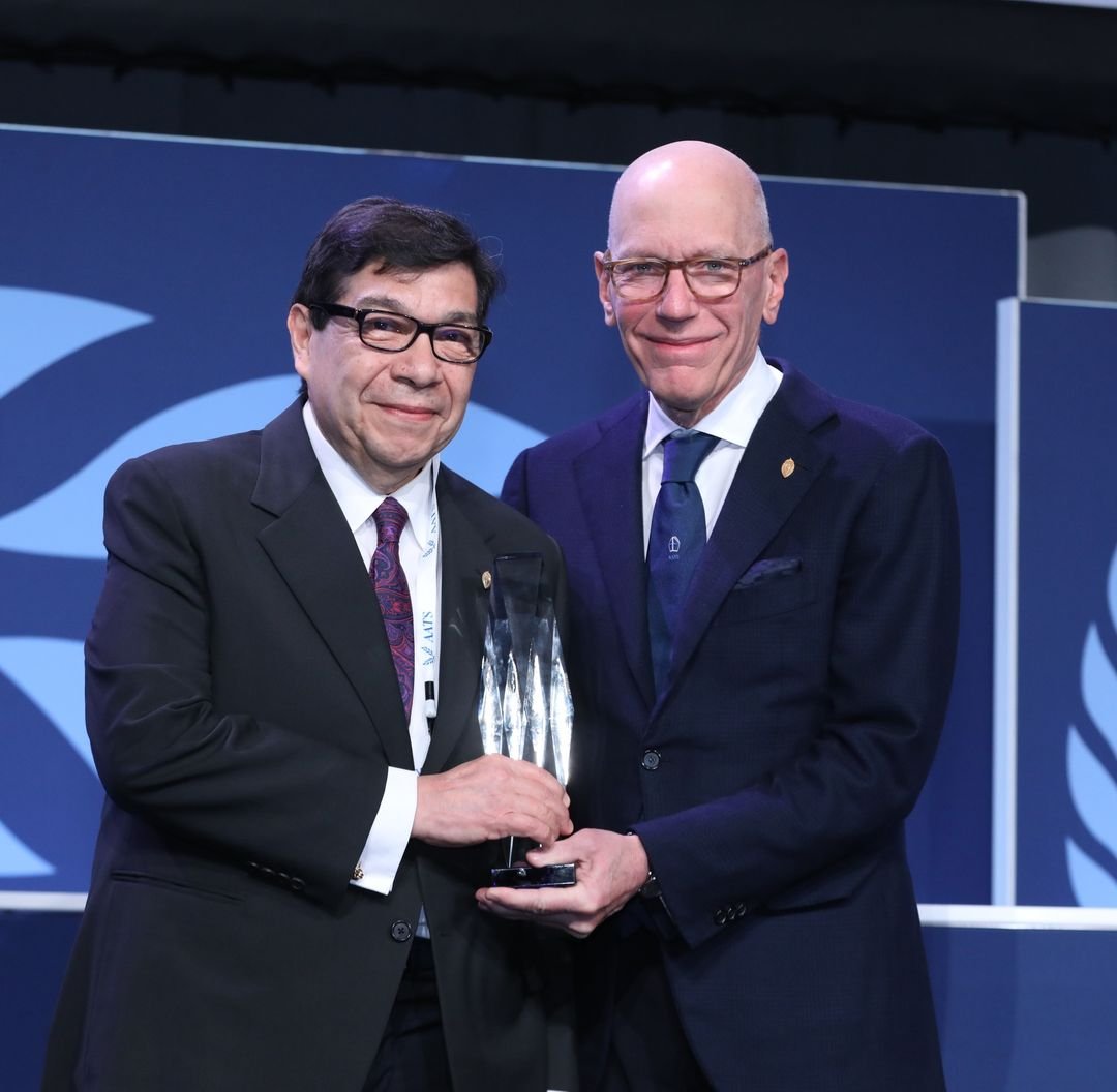 Congratulations to Dr. Pedro del Nido, Chairman of the @BostonChildrens Department of Cardiac Surgery, for being honored with the @AATSHQ Lifetime Achievement Award in recognition of his contributions to cardiothoracic surgery!