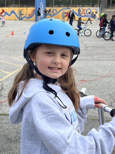 PasadenaUnified's tweet image. So much fun biking, rolling, and walking to #altadenaartsmagnet from #altadenalibrary this morning! The #chp also rolled out safety tips and encouraged families to walk and roll as often as possible! #PUSD #walkrolltoschool #BikeandRolltoSchoolDay