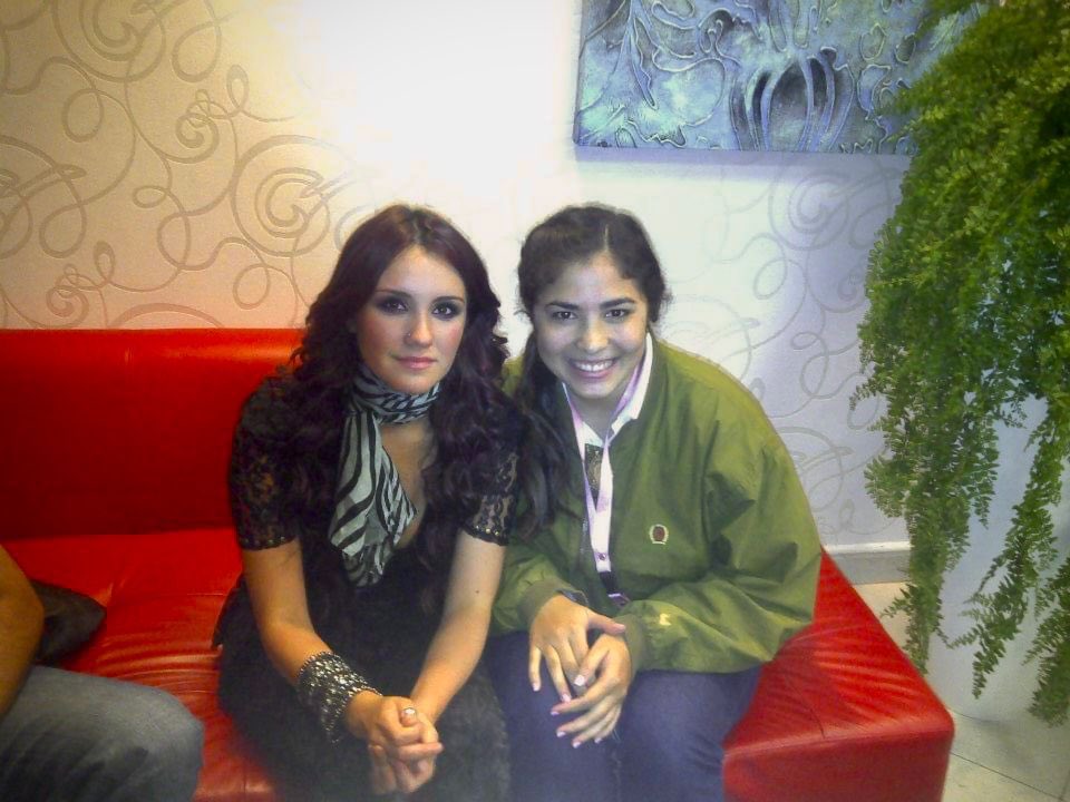 AnaAlejandraTV's tweet photo. @DulceMaria Wow! Veo que todos tienen un chorro de fotos contigo. Yo tengo esta tomada en Panamá 🇵🇦♥️✨ Y luego viajé al concierto en Monterrey y me puse peluca roja para ir 🤣✨ Eres una crack y forever mi favorita! Bienvenida a Panamá siempre. ✨🙌🏼🇵🇦 https://t.co/thtBT71Hof