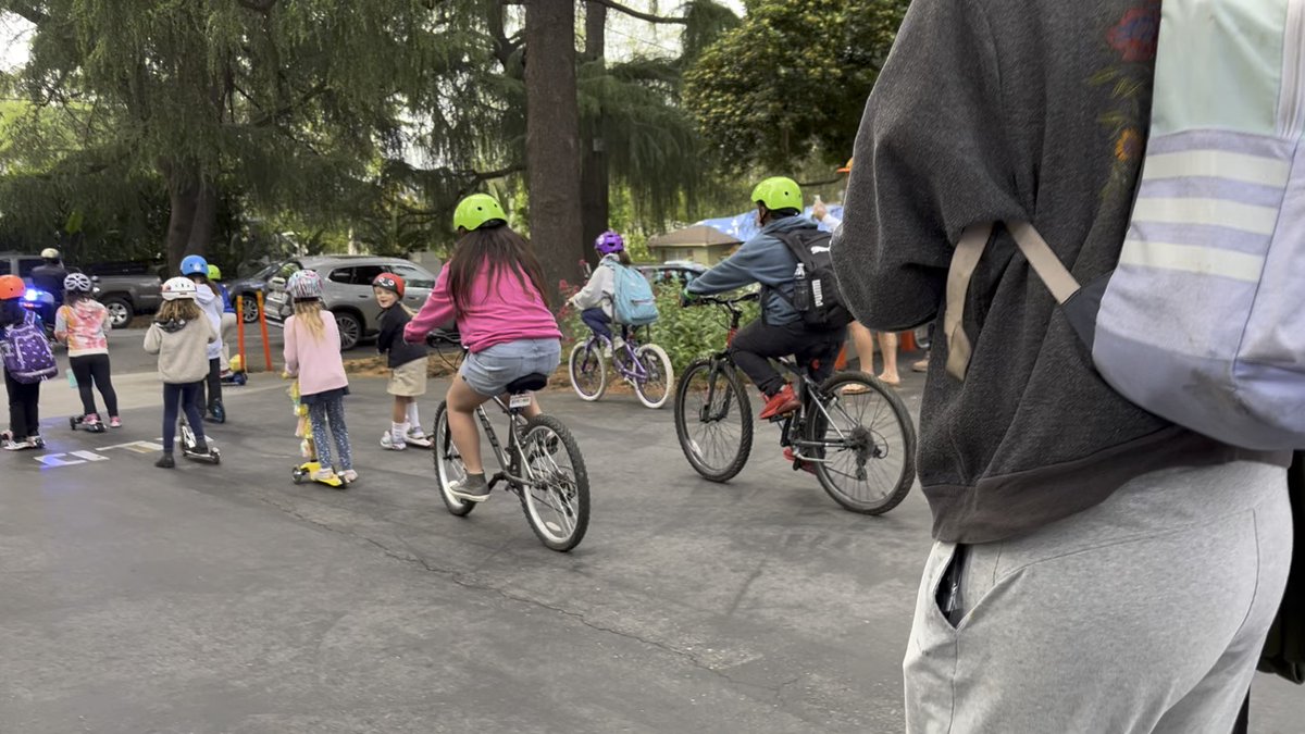 PasadenaUnified's tweet image. So much fun biking, rolling, and walking to #altadenaartsmagnet from #altadenalibrary this morning! The #chp also rolled out safety tips and encouraged families to walk and roll as often as possible! #PUSD #walkrolltoschool #BikeandRolltoSchoolDay