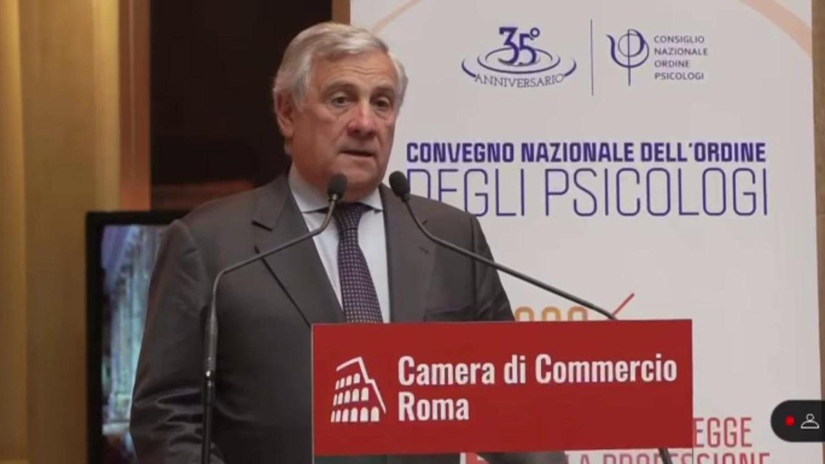 Tajani:'Servono psicologi nella scuola, gli insegnanti di sostegno non sanno cosa sia il sostegno' Caro ministro, gli psicologi sarebbero indispensabili a Palazzo Chigi. Centinaia di insegnanti di sostegno sottopagati sono degli eroi in 1scuola pubblica sfasciata dalla politica!