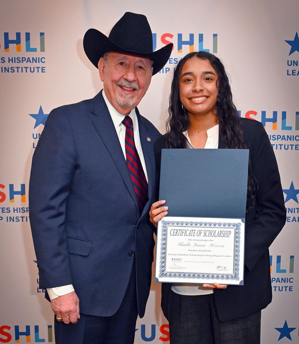 HPU’s Shadia Herrera receives Dr. Juan Andrade Scholarship for Young Hispanic Leaders. buff.ly/3yd2YuZ