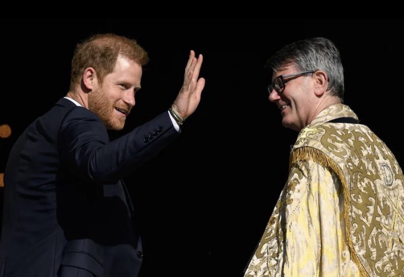 Wow!🤩 Love these gorgeous photos is Prince Harry being warmly greeted by the Dean of St Paul’s, the Very Reverend Andrew Tremlett. 

#InvictusGames10 
#IAM10  #IAMHere 
#ServiceIsUniversal