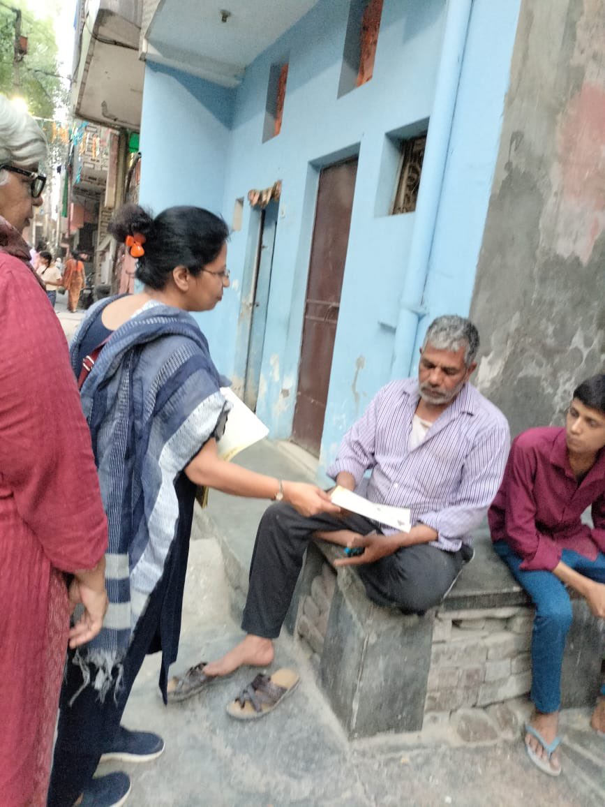 ShabnamHashmi's tweet photo. #WatanKiRaahMein @WatanKiRaahMein
JJ colony Sector 3 Phase 1
Door to door campaign in all 7 constituencies in Delhi as part of #WatanKiRaahMein campaign is taking place to safeguard democracy and the Constitution.
#DefeatHatred #Vote4Love
Our leaflet Poti ki Chitthi Dadi ke Naam is becoming a big hit
You are welcome to volunteer and take the message to people. Contact 9811807558 if you can distribute the leaflet in any area in Delhi
You can donate to us to help us print more leaflets at https://t.co/SXtPXzX8ck