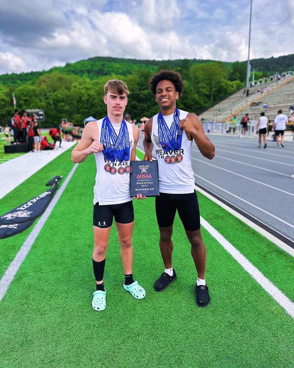 HarperWill2007's tweet image. Sectionals (3a section 3)
4x1 1st place, 110h 2nd place, 300h 3rd place, 200m 2nd place
